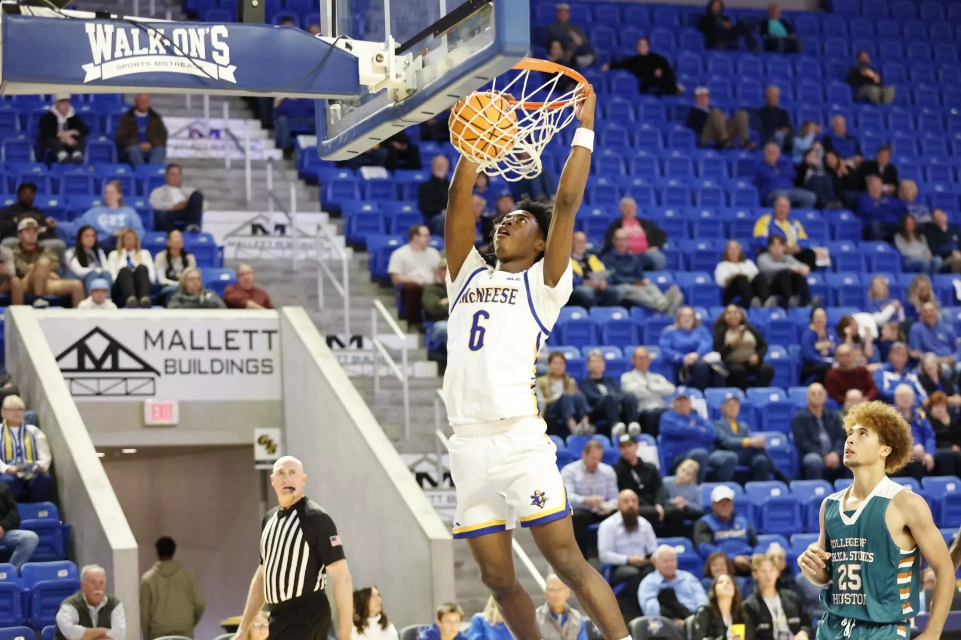 Larry Johnson dunk vs College of Biblical Studies — Photo